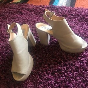 Steve Madden light gray platform open-toe heels
